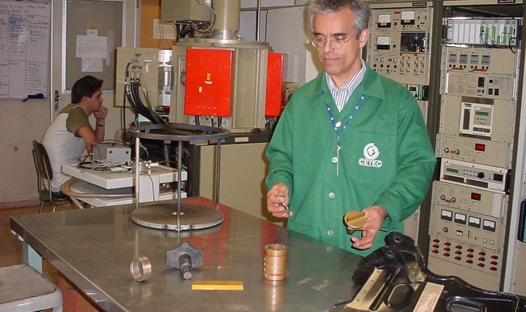  Pesquisador do Cetec, José Roberto Tavares Branco, do setor de Materiais Ópticos e Eletrônicos