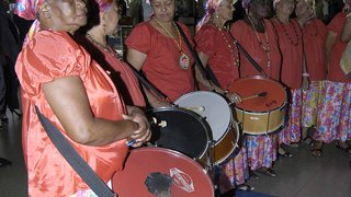 O grupo cultural Meninas de Sinhá, que faz o resgate de cantigas de roda, participou da recepção