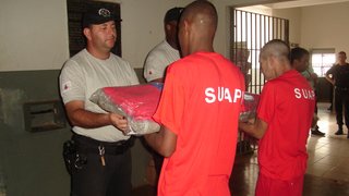 Os detentos receberam toalha, uniforme, cobertor, escova de dentes e material para higiene pessoal