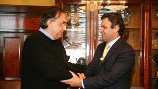 O governador Aécio Neves cumprimenta o presidente do Grupo Fiat, Sergio Marchionni durante reunião