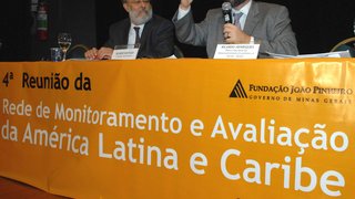 Ricardo Henriques, BNDES, e Ricardo Santiago, Presidente da Fundação João Pinheiro debatem em evento