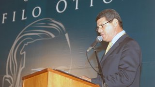 O prefeito de Carlos Chagas, Acássio Vieira, leu o discurso do governador Aécio Neves
