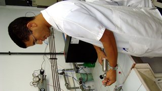 Bolsista do Cetec realiza análise de gás em laboratório do Setor de Análises Químicas