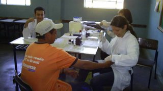Enfermeiras coletam sangue de trabalhador rural para medir nível de contaminação por agrotóxico