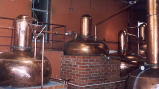 O programa engloba cachaça artesanal, com fermento natural e destilada em alambique de cobre