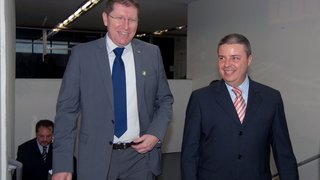 O governador em exercício Antonio Anastasia e o diretor de Marketing da Fifa, Thierry Weil