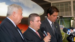O governador em exercício Antonio Anastasia, Ricardo Teixeira e o secretário Gustavo Corrêa (D)