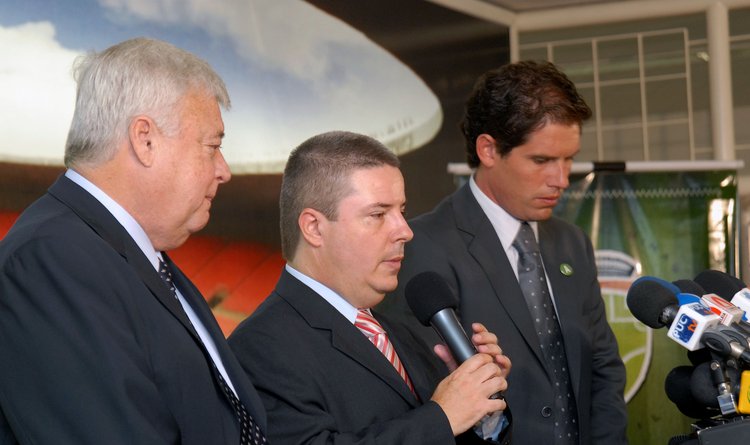 O governador em exercício Antonio Anastasia, Ricardo Teixeira e o secretário Gustavo Corrêa (D)