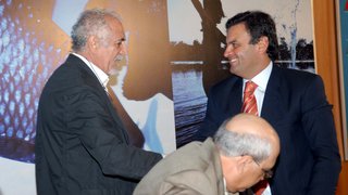 O governador Aécio Neves cumprimenta o coordenador do projeto Manuelzão, Apolo Heringer