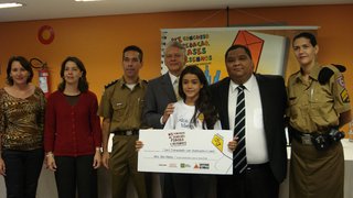 Antidrogas premia vencedores de concursos para estudantes