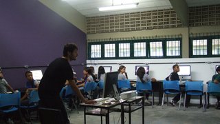 Bolsista do Cetec ensina a alunos técnicas de Photoshop