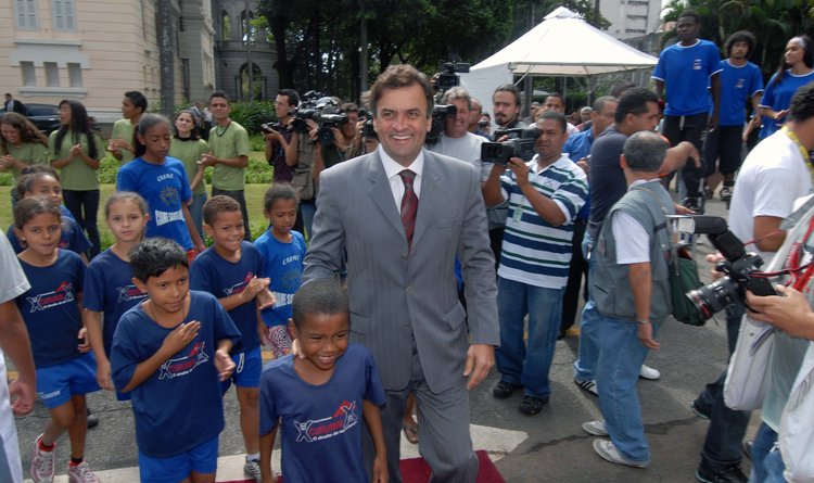 Aécio Neves foi recebido por crianças de programas sociais do Estado