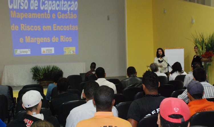 A subsecretária de Desenvolvimento Metropolitano, Maria Madalena Garcia, fez abertura do evento