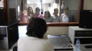 Alunos da EE Silviano Brandão gravam programas sobre a vida de Tancredo Neves na UNI-BH