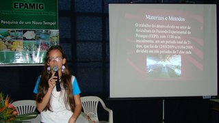 Aluna do Ensino Técnico, Francieli dos Santos, apresenta pesquisa de Introdução da luz na avicultura