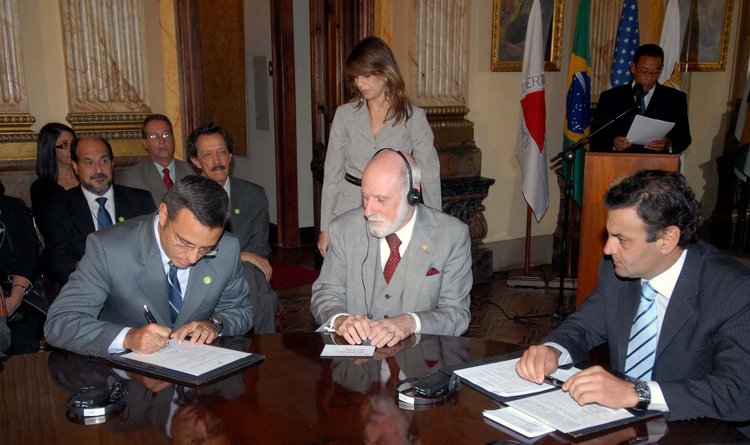 Governador Aécio Neves durante solenidade de assinatura com a Google no Palácio da Liberdade, em BH