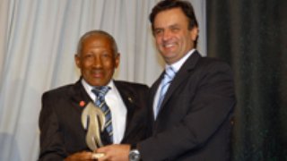 Aécio Neves fez a entrega de homenagem especial a Djalma Santos