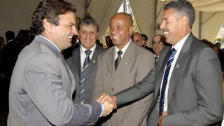 O governador Aécio Neve ao lado de Toninho Cerezo (D), Luizinho (C) e Wilson Piazza