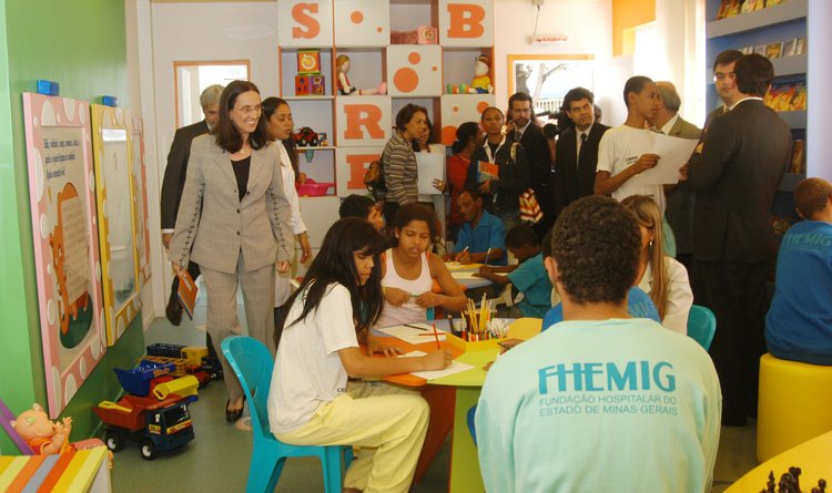 A presidente do Servas, Andrea Neves, durante a entrega da Brinquedoteca