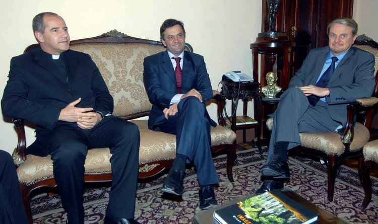 Governador Aécio Neves durante reunião com Dom Walmor Oliveira de Azevedo (E) e Marcio Lacerda