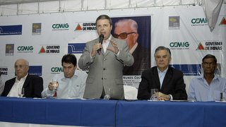 Vice-governador Antonio Anastasia durante pronunciamento na inauguração da PCH Cachoeirão
