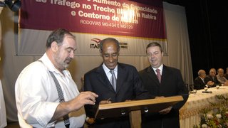 O secretário Fuad Nomam, o prefeito de Itabira, João Izael Querino, e o vice-governador Anastasia