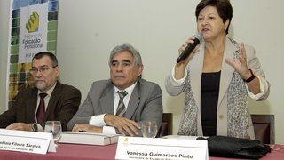 Secretária de Estado de Educação, Vanessa Guimarães, preside a reunião do PEP EJA