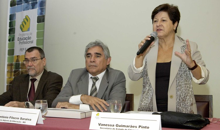 Secretária de Estado de Educação, Vanessa Guimarães, preside a reunião do PEP EJA