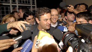 O governador Aécio Neves concedeu entrevista na chegada ao Mineirão