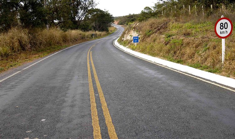 Trecho que liga Rio Pardo de Minas a Taiobeiras asfaltado pelo Estado
