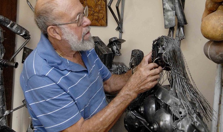Waldir Sérgio confecciona suas esculturas a partir de peças automotivas e restos de aço