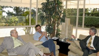 José Carlos Carvalho, governador Aécio Neves e o presidente do State of World Fórum, Jim Garrison