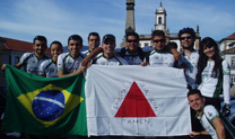 Ciclistas da Expedição no ponto de partida, a Praça Tiradentes, em Ouro Preto