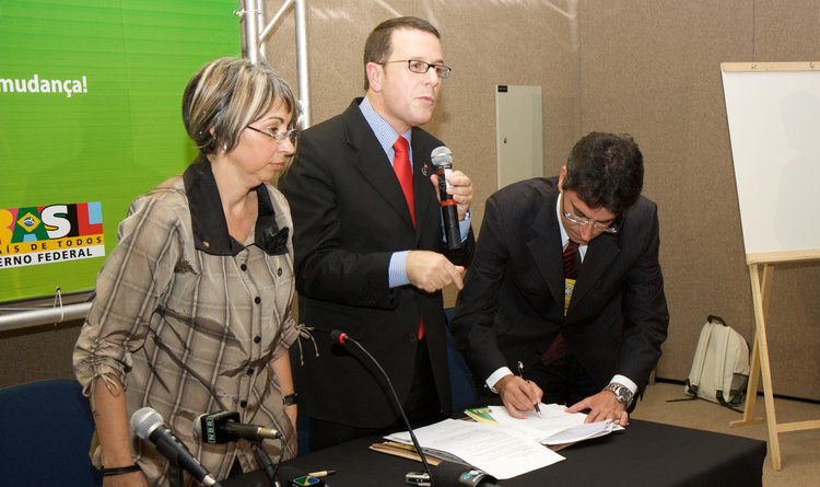 Secretário Maurício Campos Júnior durante assinatura do acordo de cooperação técnica