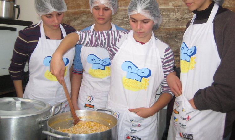 Jovens preparam ingredientes como galinhada e torta de bagaço de laranja com cenoura