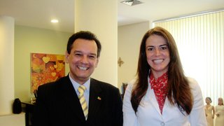 A secretária Érica Drumond e o gerente da TAP, Carlos Dias, durante visita à Setur