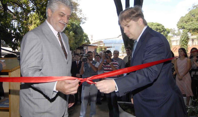 Agostinho Patrús (D) e Airton Gomes, presidente do Sincovaga, inauguraram o Supermercado Escola
