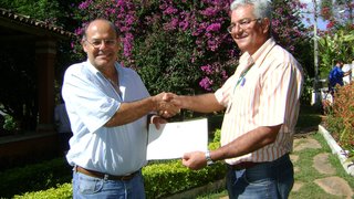 O produtor José Roberto Martins (E) recebeu o certificado