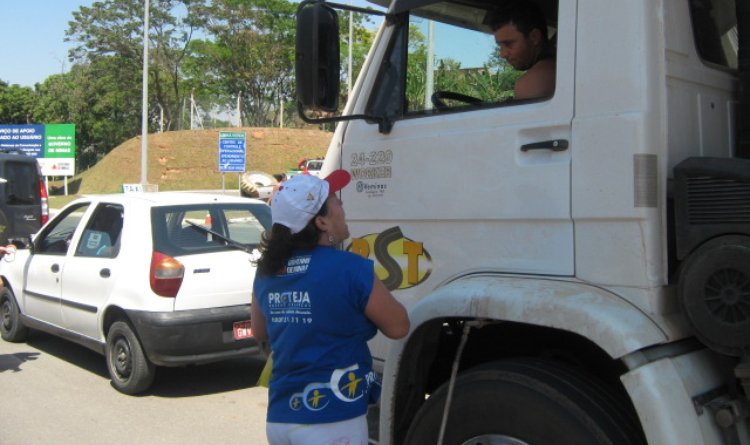 Motoristas recebem material da Campanha Proteja Nossas Crianças em blitz