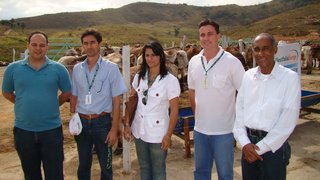 O prefeito de Itabira, João Izael Coelho (e), abre dia de campo na Fazenda Experimental da Epamig
