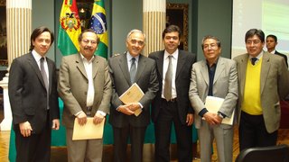 Marcelo Martins (4º a partir da esq,) analisou projetos de cooperação técnica com os bolivianos