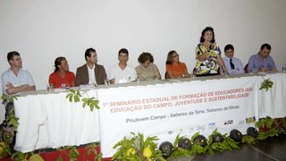 Em pé palestrando,Guiomar Maria Jardim Leão Lara,superintendente de Temáticas Especiais da SEE