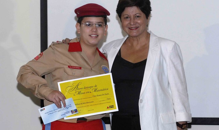 A secretária de Estado de Educação, Vanessa Guimarães, entrega o prêmio para o estudante Vitor Ramos