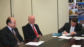 O secretário Sergio Barroso assinou protocolo de intenções para implantação de complexo