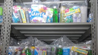 Kits de higiene compostos de escova e pasta de dentes, absorventes higiênicos, sabonete, sabão em pó, detergente e papel higiênico