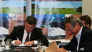 Secretário Sergio Barroso e Simá Freitas de Medeiros, da empresa GPI, assinaram protocolo de intenções para construção de oito PCHs em Minas Gerais