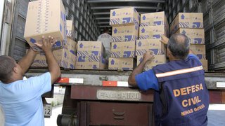Carregamento das 600 caixas de água potável da Copasa enviadas para o Haiti