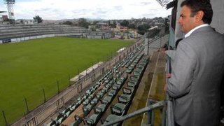 Governador Aécio Neves esteve no Estádio Independência, alternativa para realização de jogos em Minas, enquanto o Mineirão estiver fechado para obras
