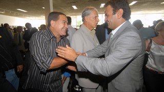 O governador Aécio Neves cumprimenta o ex-jogador Palhinha