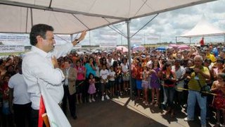 Governador Aécio Neves durante inauguração das obras de reforma do aeroporto de Capelinha